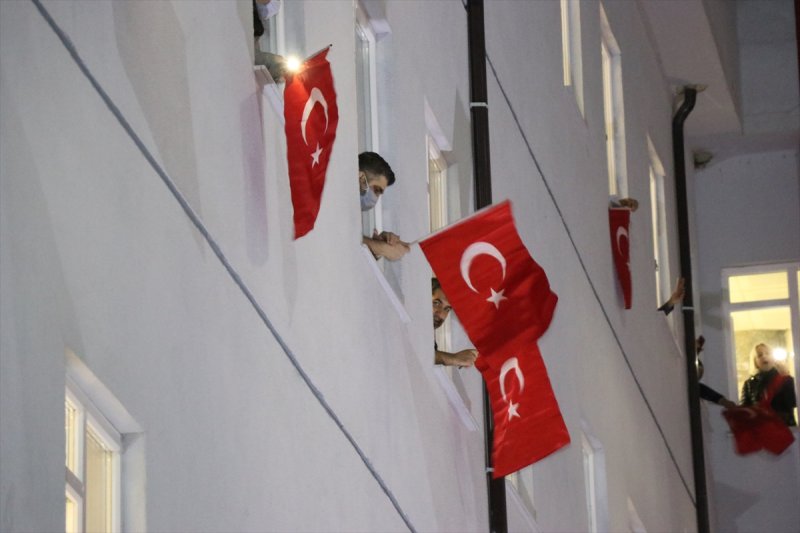 Sokaklar, 23 Nisan için İstiklal Marşı'yla inledi