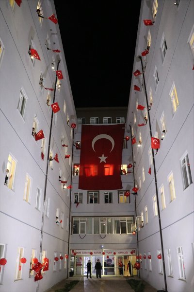 Sokaklar, 23 Nisan için İstiklal Marşı'yla inledi