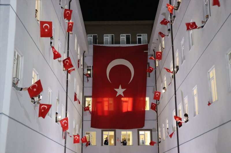 Sokaklar, 23 Nisan için İstiklal Marşı'yla inledi