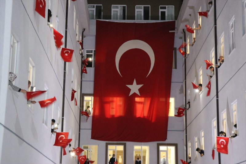 Sokaklar, 23 Nisan için İstiklal Marşı'yla inledi
