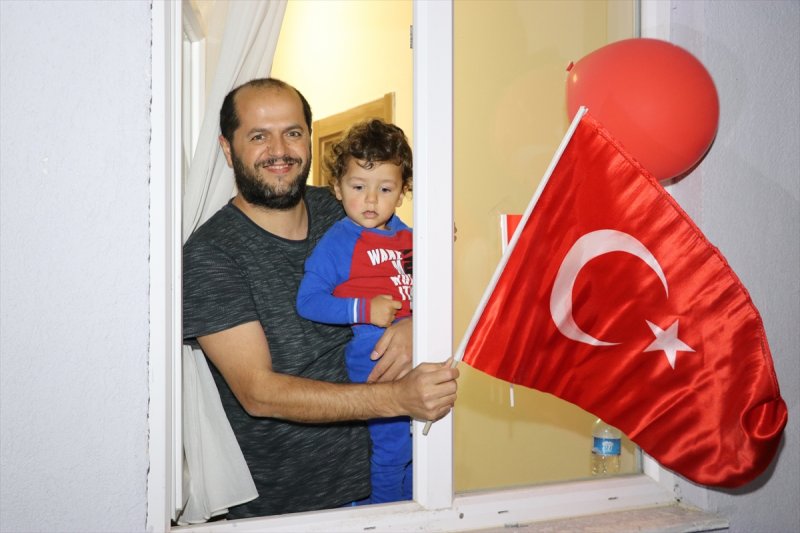 Sokaklar, 23 Nisan için İstiklal Marşı'yla inledi