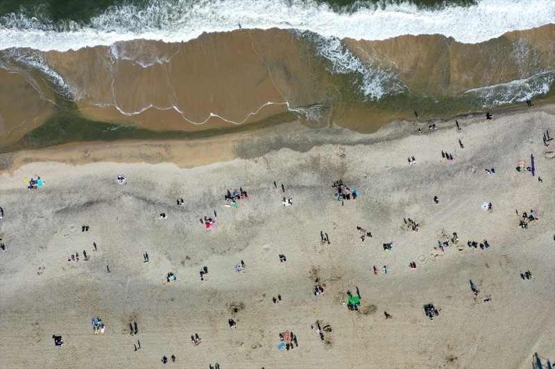 New Jersey plajlarında sosyal mesafeli güneşlendiler