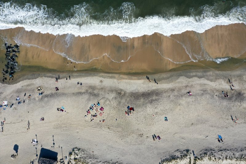 New Jersey plajlarında sosyal mesafeli güneşlendiler