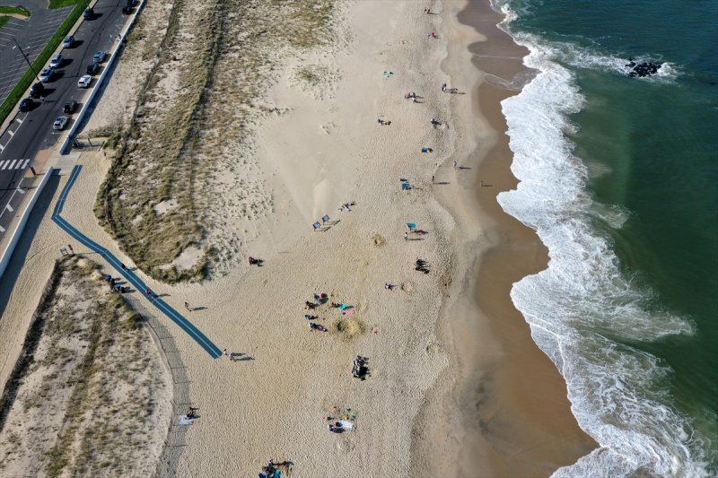 New Jersey plajlarında sosyal mesafeli güneşlendiler