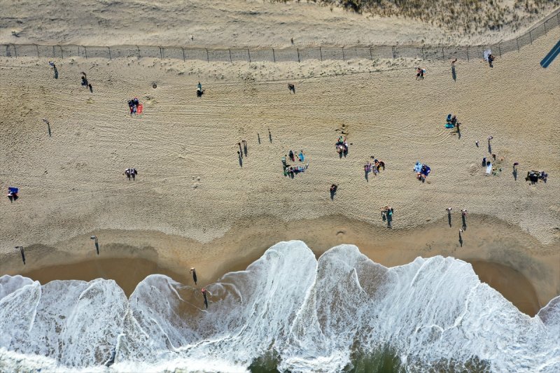 New Jersey plajlarında sosyal mesafeli güneşlendiler
