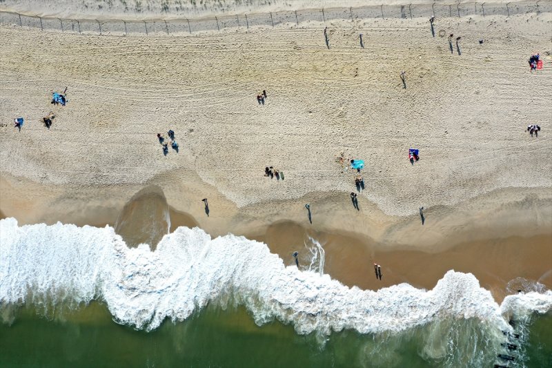 New Jersey plajlarında sosyal mesafeli güneşlendiler
