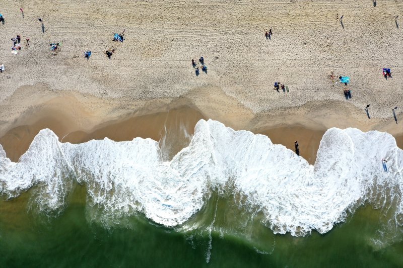 New Jersey plajlarında sosyal mesafeli güneşlendiler