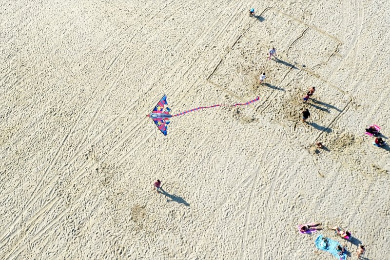 New Jersey plajlarında sosyal mesafeli güneşlendiler