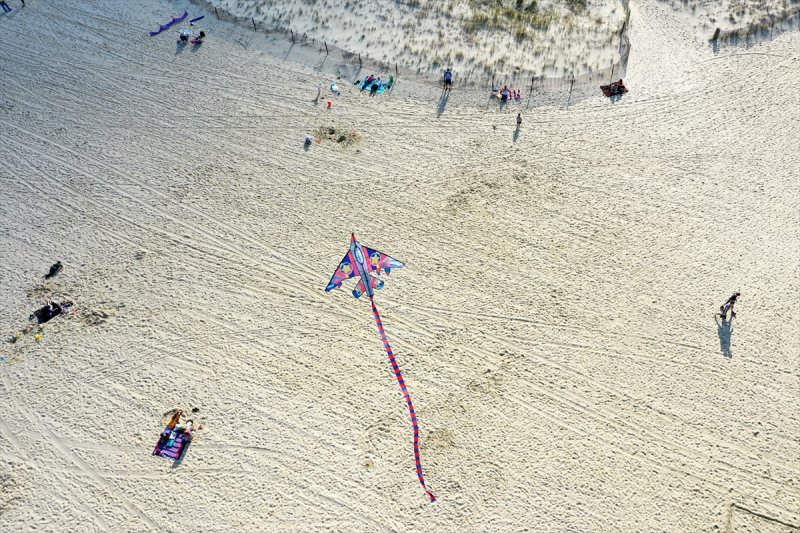 New Jersey plajlarında sosyal mesafeli güneşlendiler