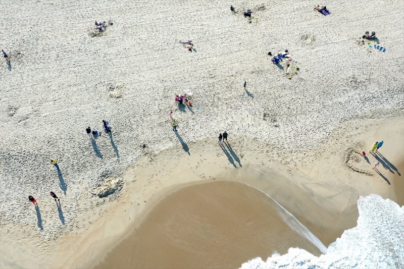 New Jersey plajlarında sosyal mesafeli güneşlendiler
