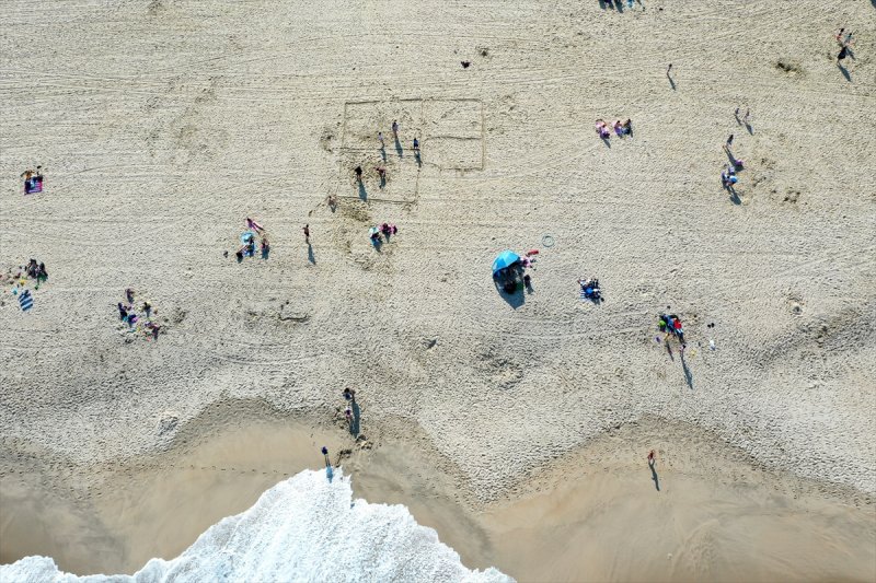 New Jersey plajlarında sosyal mesafeli güneşlendiler