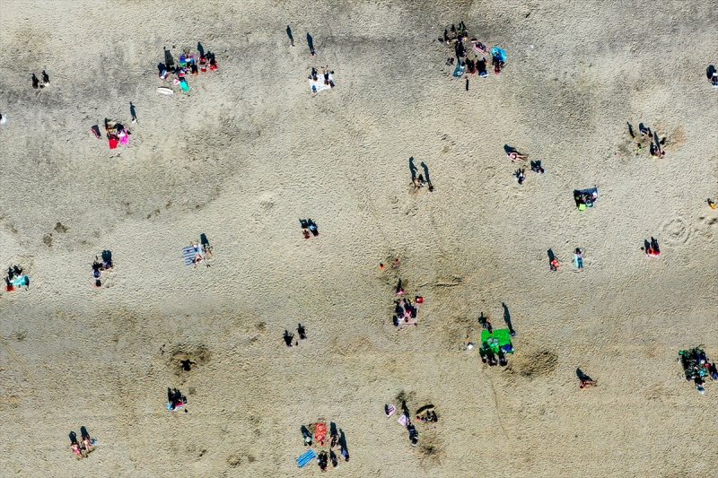 New Jersey plajlarında sosyal mesafeli güneşlendiler