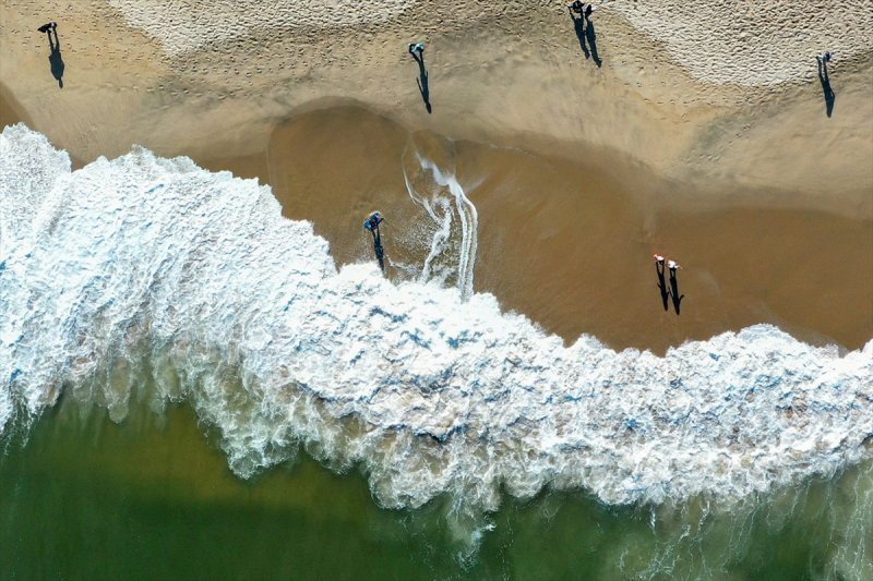 New Jersey plajlarında sosyal mesafeli güneşlendiler
