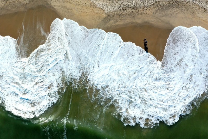 New Jersey plajlarında sosyal mesafeli güneşlendiler