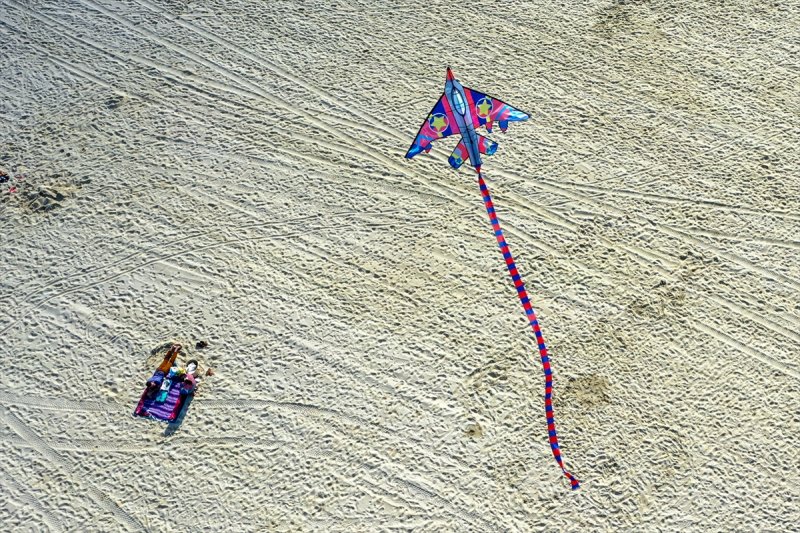 New Jersey plajlarında sosyal mesafeli güneşlendiler