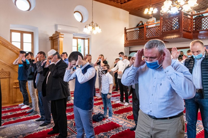 Korona gölgesinde bayram namazı