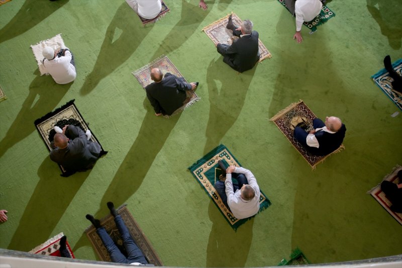 Korona gölgesinde bayram namazı