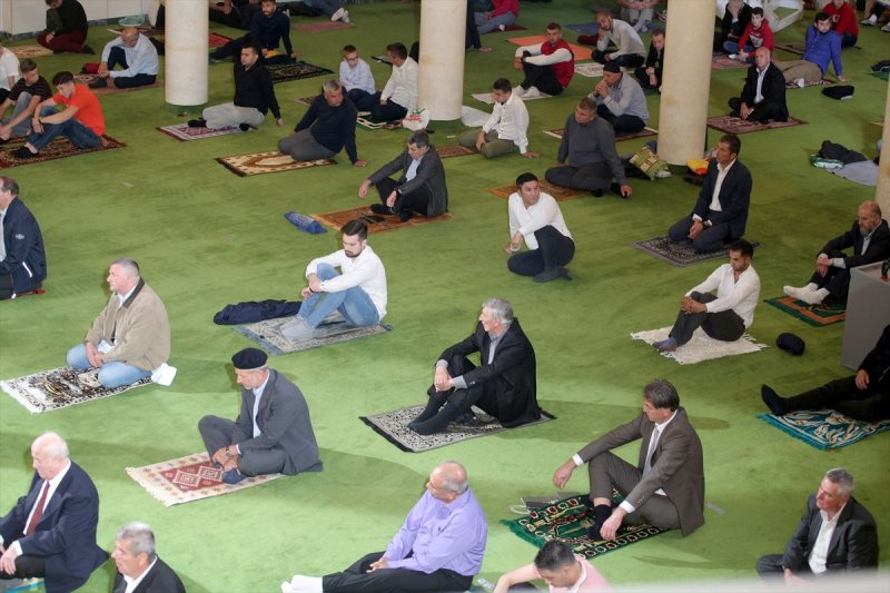 Korona gölgesinde bayram namazı