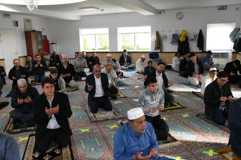 Korona gölgesinde bayram namazı