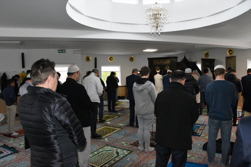 Korona gölgesinde bayram namazı