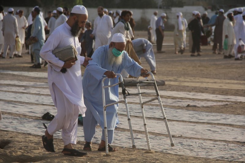 Korona gölgesinde bayram namazı