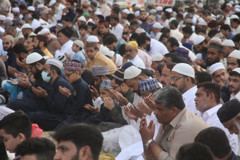 Korona gölgesinde bayram namazı