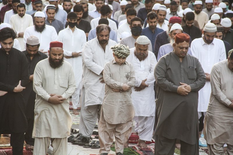 Korona gölgesinde bayram namazı