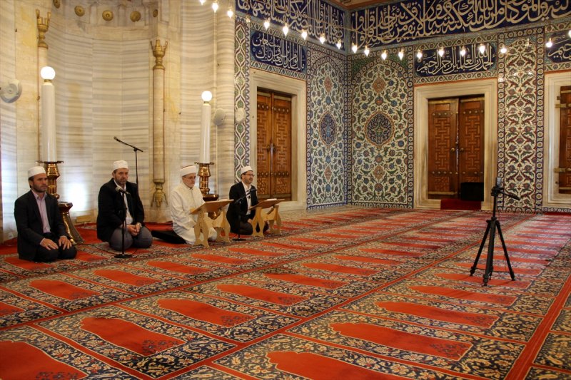 Korona gölgesinde bayram namazı