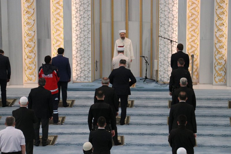 Korona gölgesinde bayram namazı