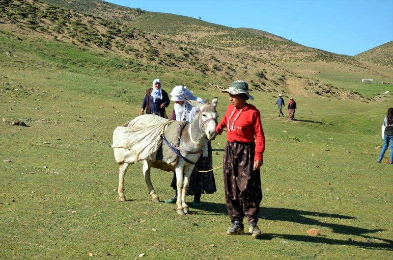 Muşlu kadınlar yaylalarda ek gelir için çalışıyor