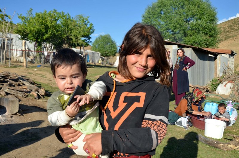 Muşlu kadınlar yaylalarda ek gelir için çalışıyor