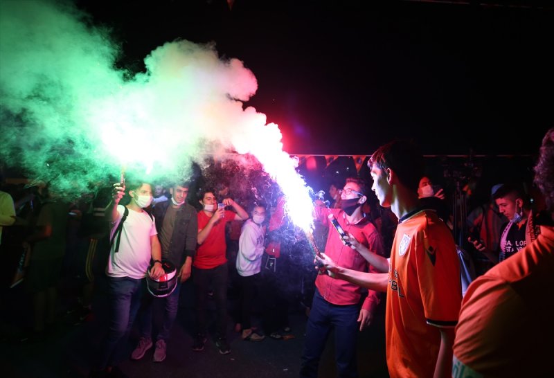 Başakşehirli Taraftarların şampiyonluk kutlamaları