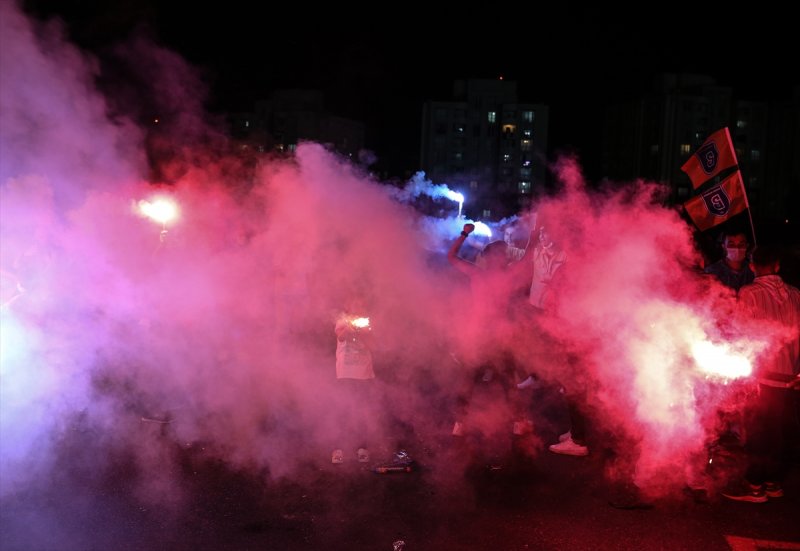 Başakşehirli Taraftarların şampiyonluk kutlamaları