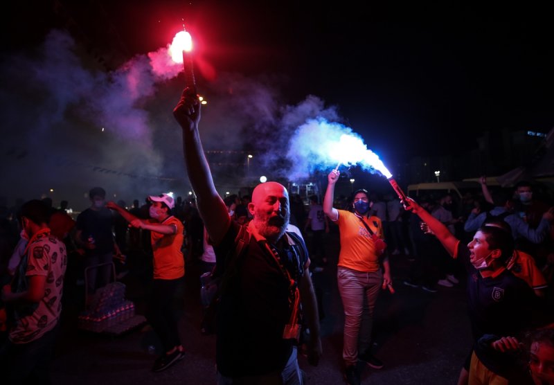 Başakşehirli Taraftarların şampiyonluk kutlamaları