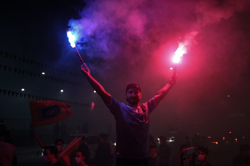 Başakşehirli Taraftarların şampiyonluk kutlamaları