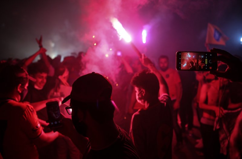 Başakşehirli Taraftarların şampiyonluk kutlamaları