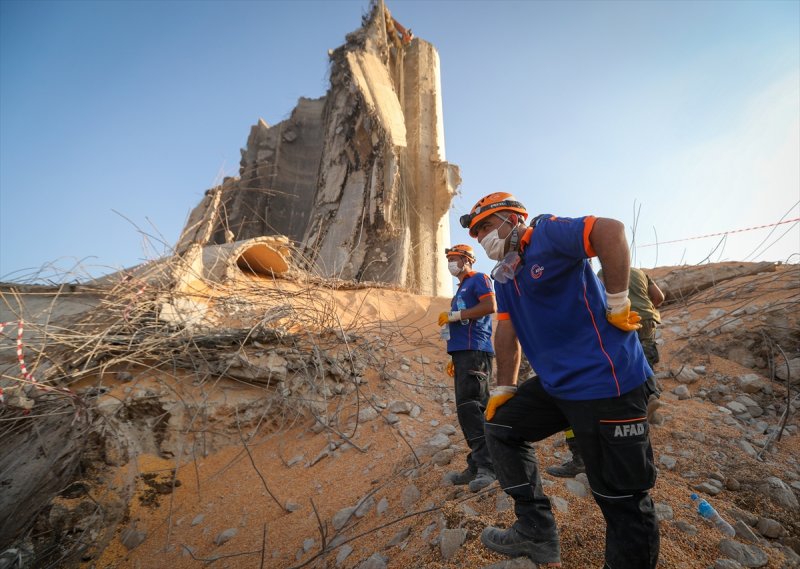 Lübnan'ın can damarı Beyrut Limanı enkaza döndü