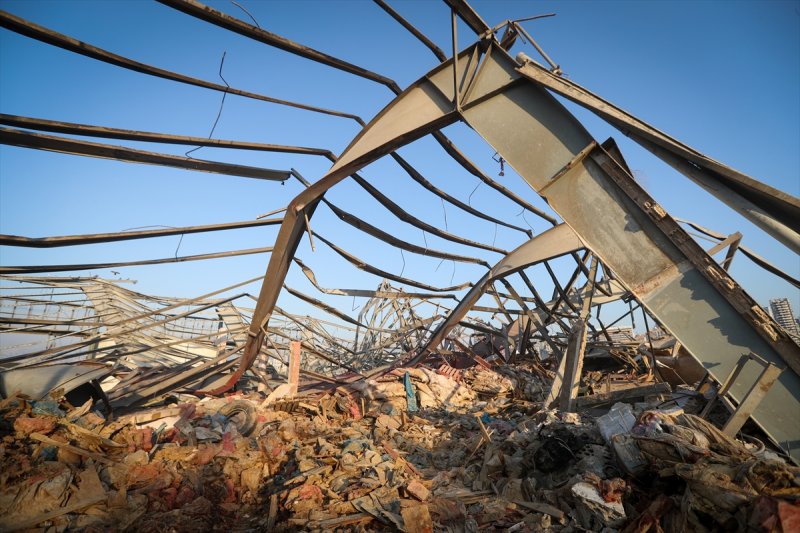 Lübnan'ın can damarı Beyrut Limanı enkaza döndü
