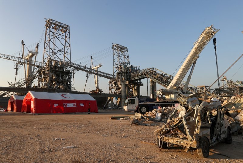 Lübnan'ın can damarı Beyrut Limanı enkaza döndü