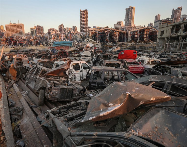 Lübnan'ın can damarı Beyrut Limanı enkaza döndü