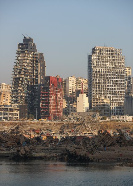 Lübnan'ın can damarı Beyrut Limanı enkaza döndü
