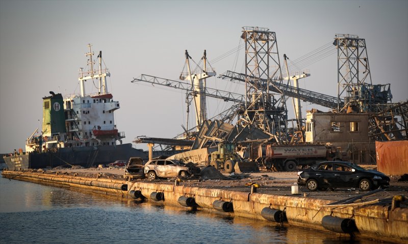 Lübnan'ın can damarı Beyrut Limanı enkaza döndü