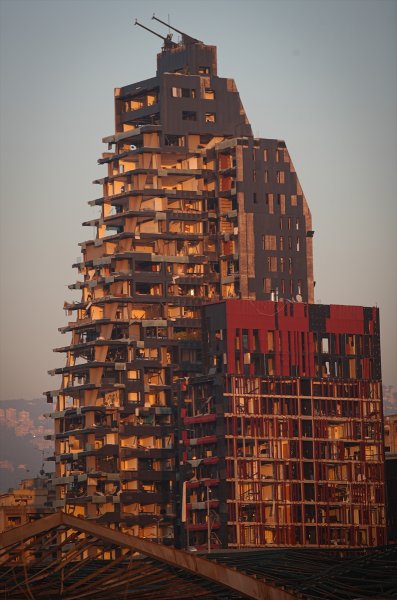 Lübnan'ın can damarı Beyrut Limanı enkaza döndü