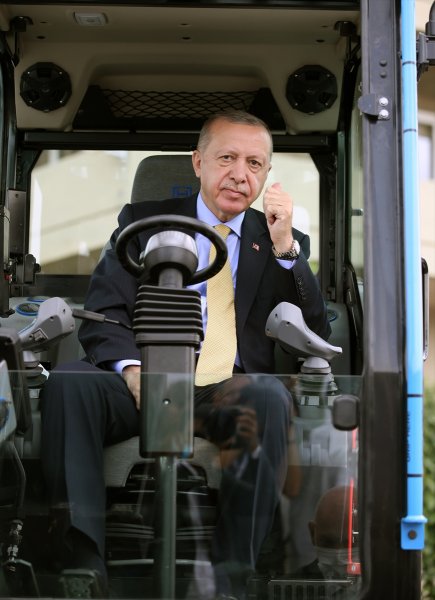 Cumhurbaşkanı Erdoğan, milli iş makinasını test etti