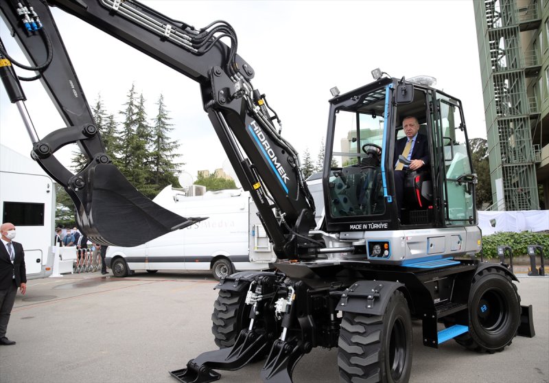 Cumhurbaşkanı Erdoğan, milli iş makinasını test etti
