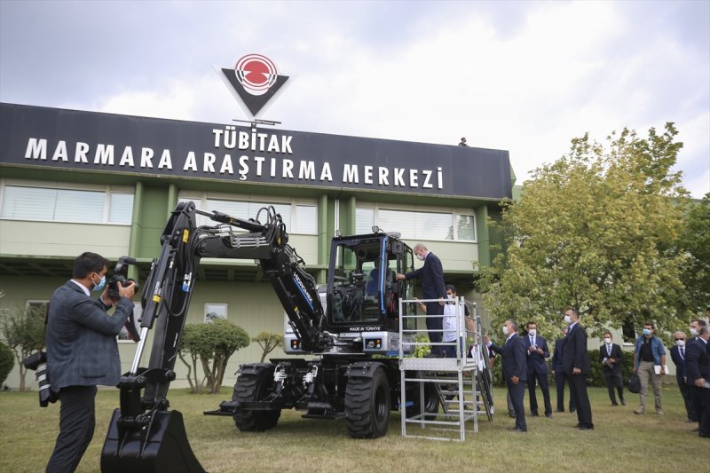 Cumhurbaşkanı Erdoğan, milli iş makinasını test etti