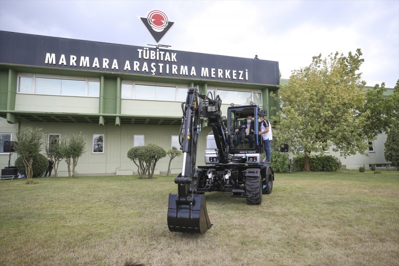 Cumhurbaşkanı Erdoğan, milli iş makinasını test etti