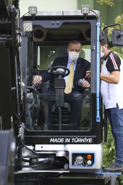 Cumhurbaşkanı Erdoğan, milli iş makinasını test etti