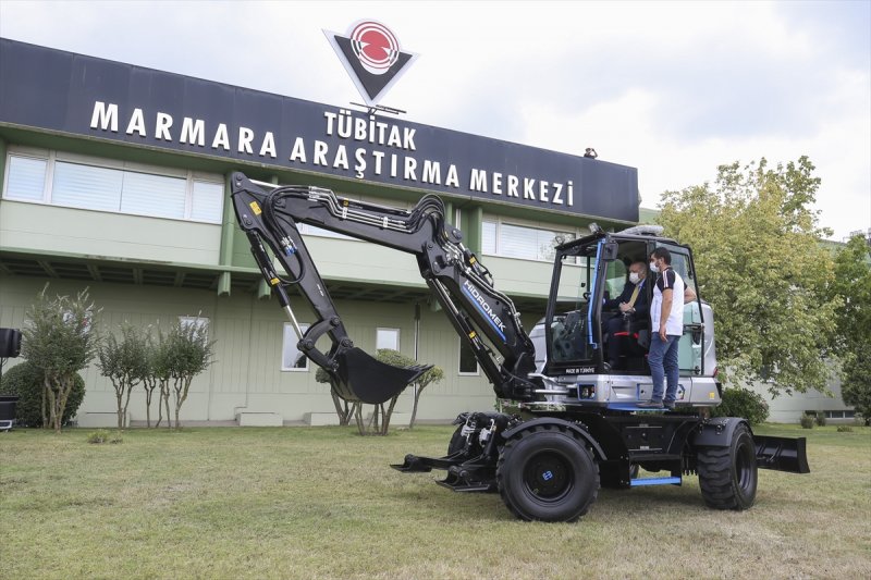 Cumhurbaşkanı Erdoğan, milli iş makinasını test etti