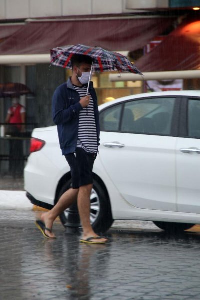 İstanbul'da vatandaşlar yağmura hazırlıksız yakalandı